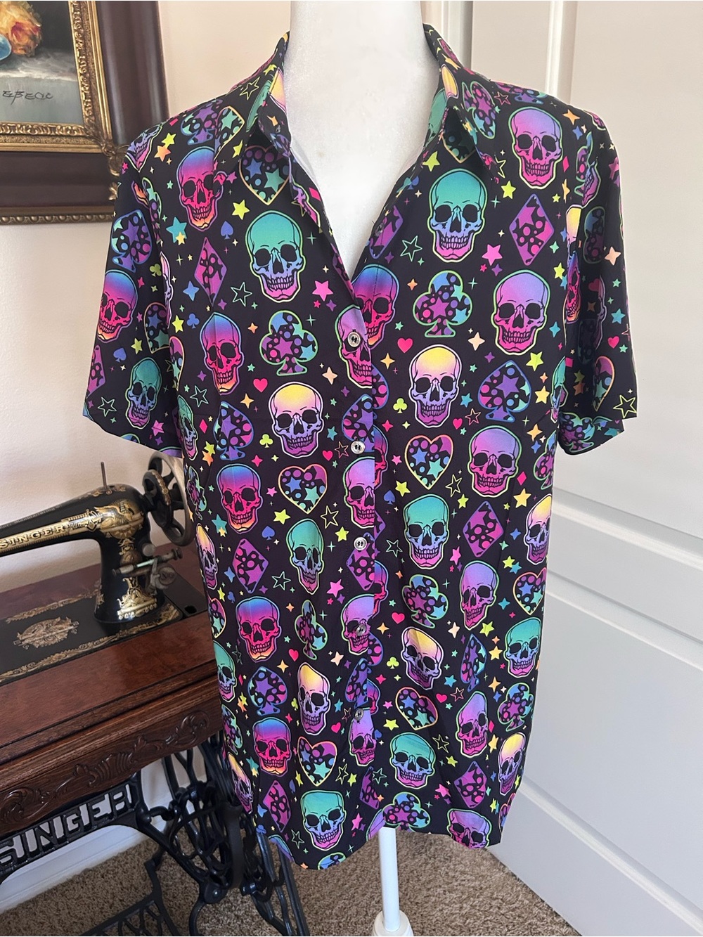 Men's Black Short-Sleeve Skull Print Button-Up Shirt